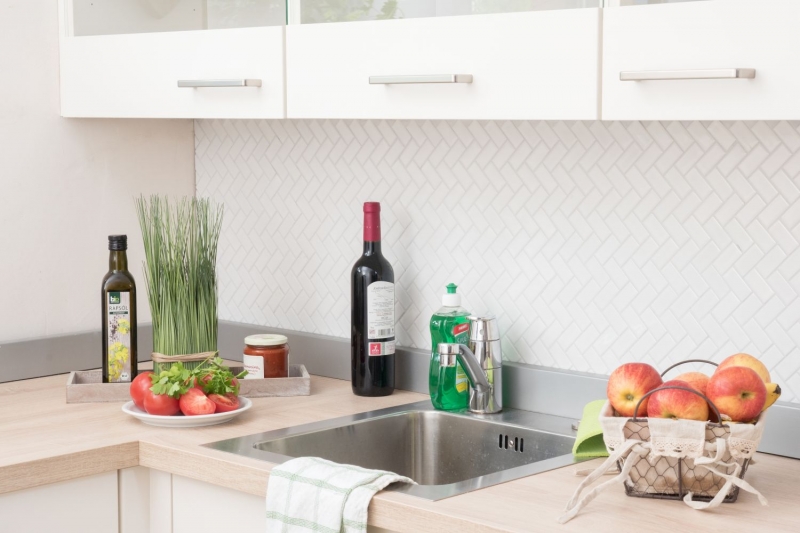 Rivestimento per vasca a mosaico dipinto a mano in ceramica a spina di pesce bianco opaco MOS24-CHB05WM_m