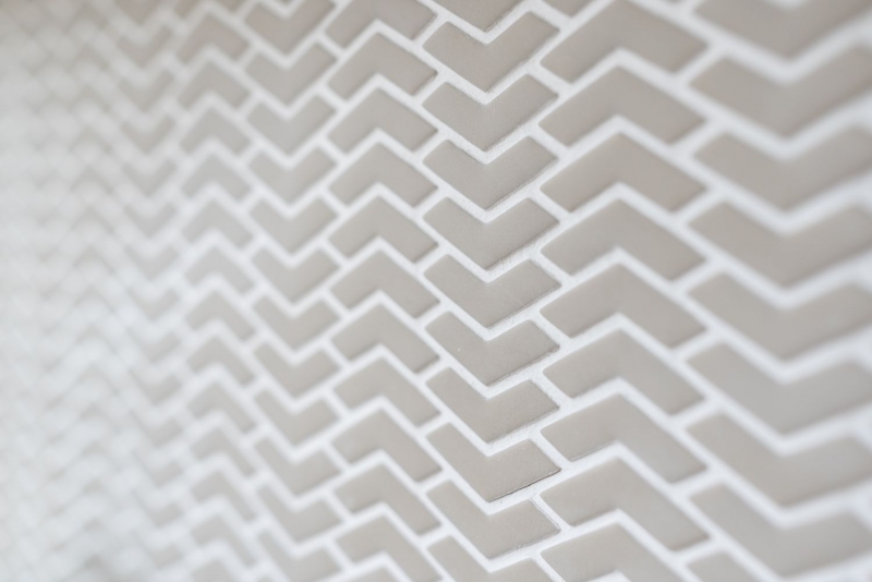 Piastrella di mosaico dipinta a mano ECO Recycling GLASS A spina di pesce Smalto crema opaco MOS140-HB33C_m