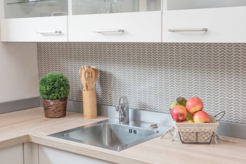 Piastrella di mosaico dipinta a mano ECO Recycling GLASS A spina di pesce Smalto crema opaco MOS140-HB33C_m