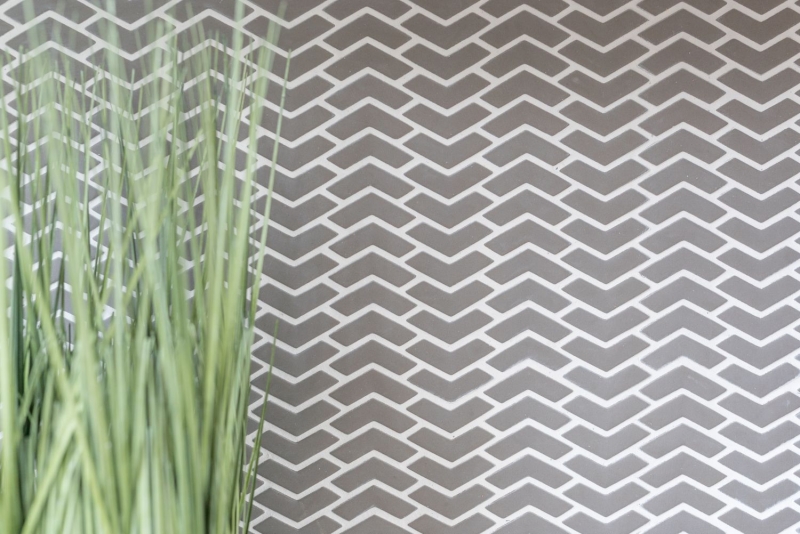 Mosaico dipinto a mano ECO Recycling GLASS smalto a spina di pesce grigio-marrone opaco MOS140-HB35G_m