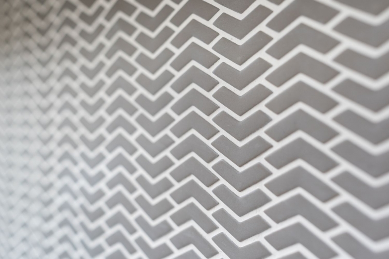 Mosaico dipinto a mano ECO Recycling GLASS smalto a spina di pesce grigio-marrone opaco MOS140-HB35G_m