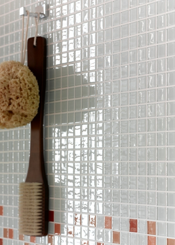 Piastrella di mosaico dipinta a mano Bianco traslucido con sfumature verdi Mosaico di vetro Cristallo BAD WC MOS60-0102_m