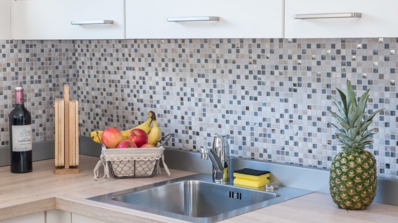 Piastrella di mosaico dipinta a mano Backsplash di piastrelle Traslucido grigio chiaro argento Mosaico di vetro Pietra di cristallo EP grigio chiaro argento MOS92-HQ10_m