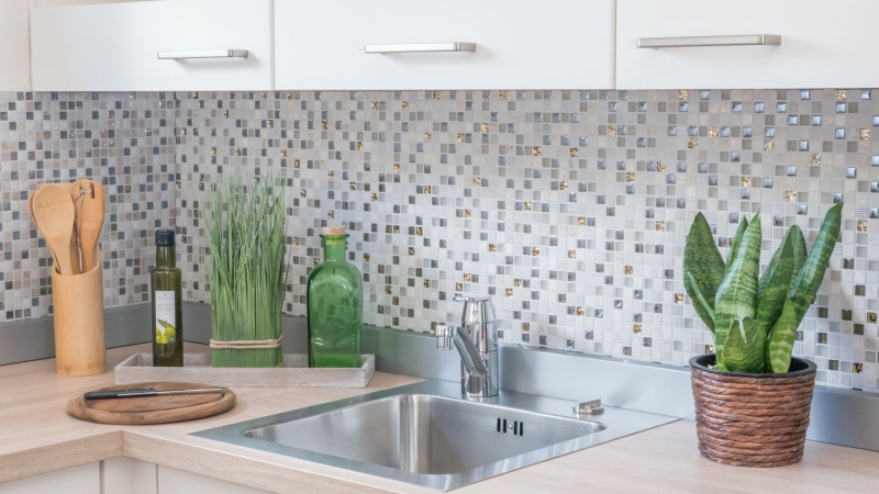 Piastrella di mosaico dipinta a mano Backsplash di piastrelle Traslucido grigio chiaro oro Mosaico di vetro Pietra di cristallo EP grigio chiaro oro MOS92-HQ12_m