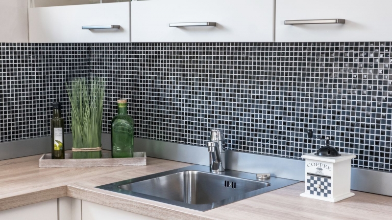 Piastrella di mosaico dipinta a mano Backsplash di piastrelle Traslucido grigio scuro nero Mosaico di vetro Pietra di cristallo Rilievo grigio scuro nero MOS83-HQ19_m