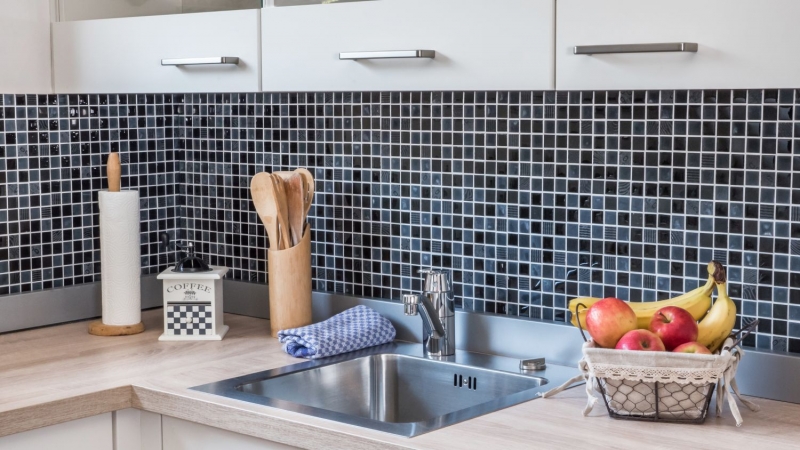 Piastrella di mosaico dipinta a mano Backsplash di piastrelle Traslucido grigio scuro nero Mosaico di vetro Pietra di cristallo Rilievo grigio scuro nero MOS83-HQ29_m