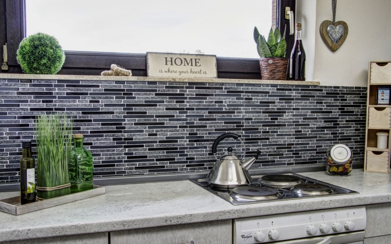 Piastrella di mosaico dipinta a mano Backsplash di piastrelle Grigio traslucido nero Mosaico di vetro composito Pietra di cristallo grigio nero MOS86-0208_m