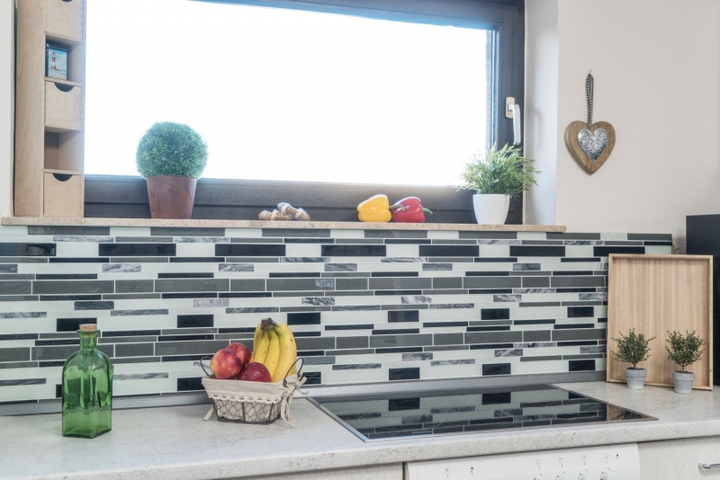 Piastrella di mosaico dipinta a mano Backsplash di piastrelle Traslucido grigio nero Mosaico di vetro composito Pietra di cristallo chiara grigio nero MOS67-GV34_m