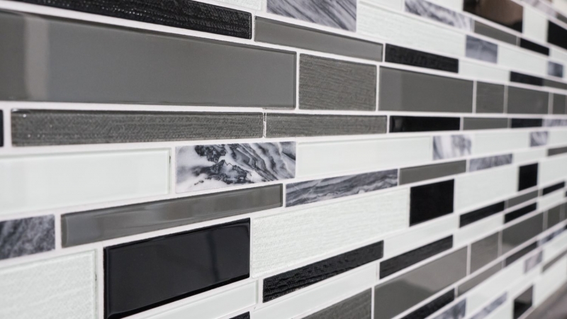 Piastrella di mosaico dipinta a mano Backsplash di piastrelle Traslucido grigio nero Mosaico di vetro composito Pietra di cristallo chiara grigio nero MOS67-GV34_m
