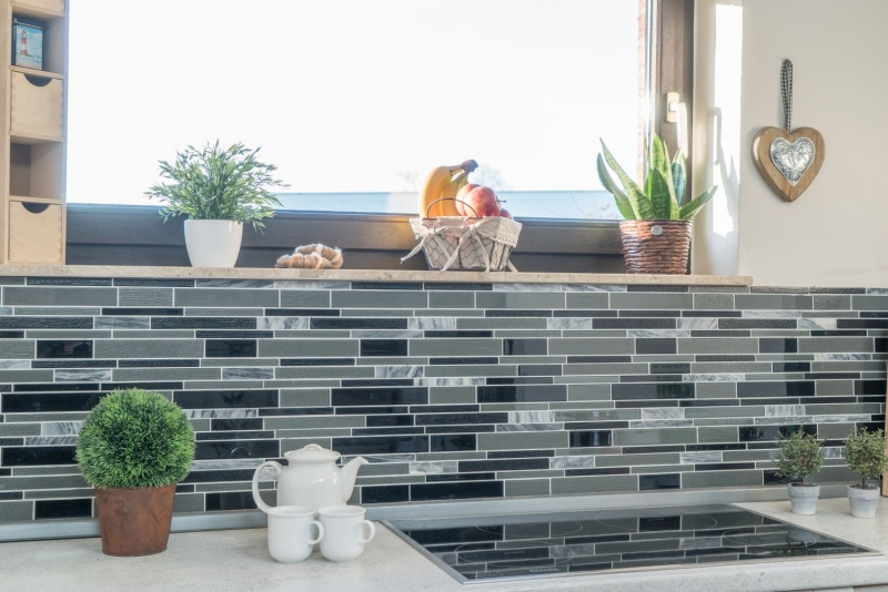 Piastrella di mosaico dipinta a mano Backsplash di piastrelle Grigio traslucido nero Mosaico di vetro composito Pietra di cristallo grigio nero MOS67-GV44_m