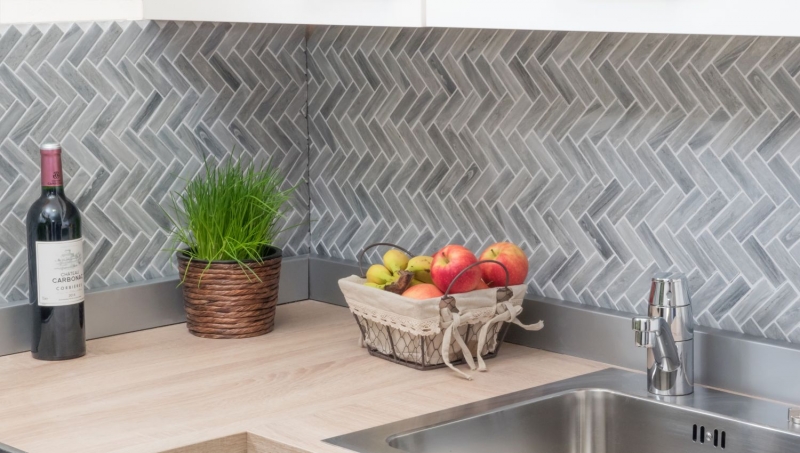 Mosaico in ceramica a spina di pesce effetto pietra grigio MOS24-SO32_f | 10 tappetini a mosaico