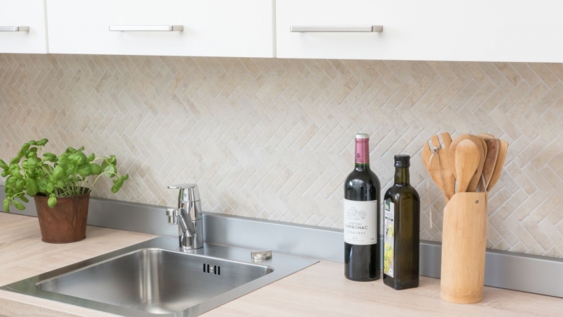Mosaico ceramico a spina di pesce effetto pietra beige chiaro backsplash cucina MOS24-SO54_f | 10 tappetini a mosaico