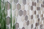 Piastrella di mosaico dipinta a mano Backsplash di piastrelle grigio chiaro traslucido Mosaico di vetro esagonale Pietra di cristallo 3D grigio chiaro MOS11D-44_m