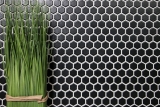 Piastrella di mosaico dipinta a mano in ceramica esagonale nera opaca per doccia MOS11A-0311_m